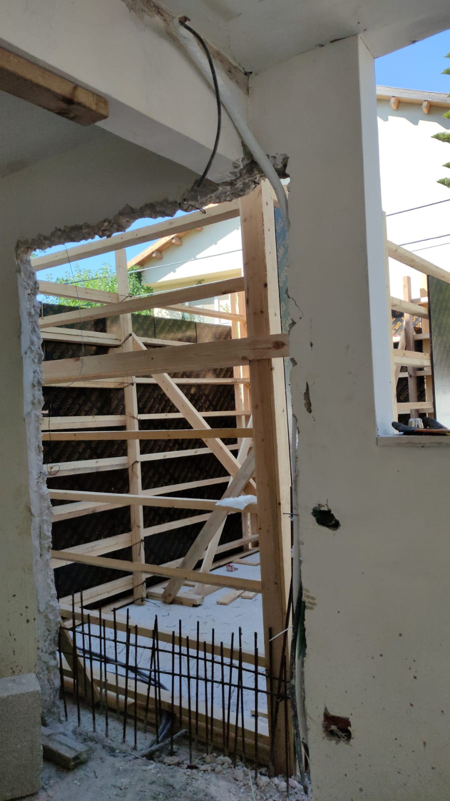 ממ"ד בתהליך בנייה — שלד פנימי עם זיון ופלטות
